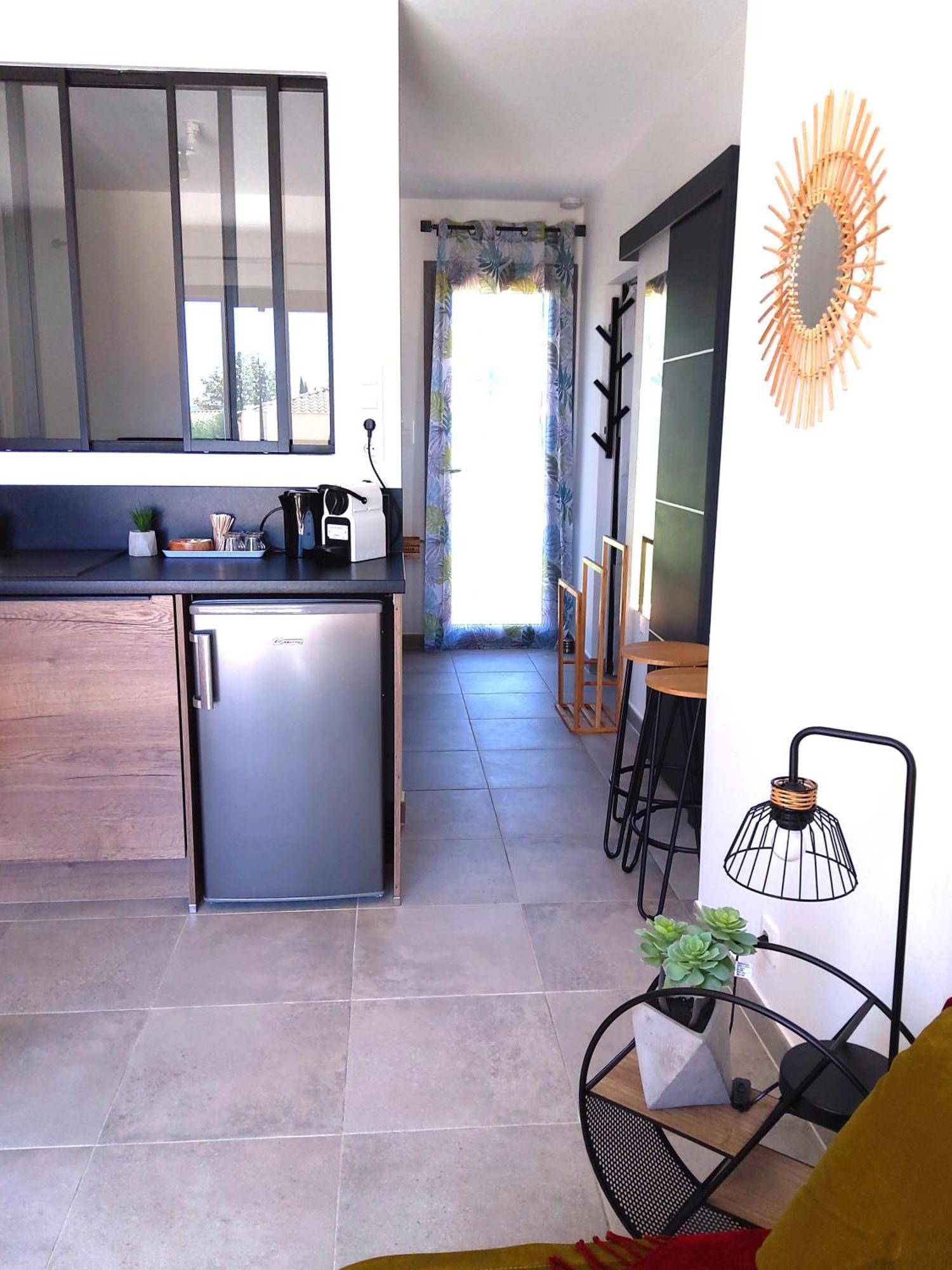 Romytt Suite Saint-Quentin-la-Poterie Eksteriør billede